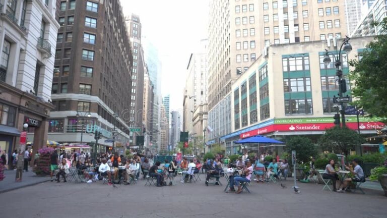 Qué Hay Para Hacer En Buenos Aires Para Disfrutar Al Máximo 4 plaza colorida con gente disfrutando al aire libre