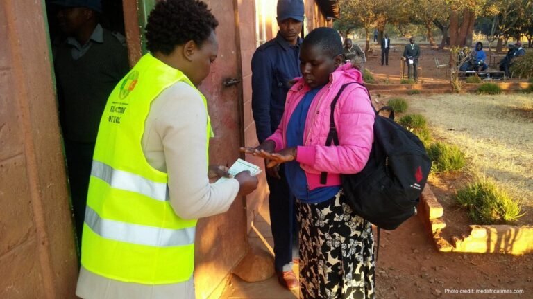 reloj y votantes en cola exterior