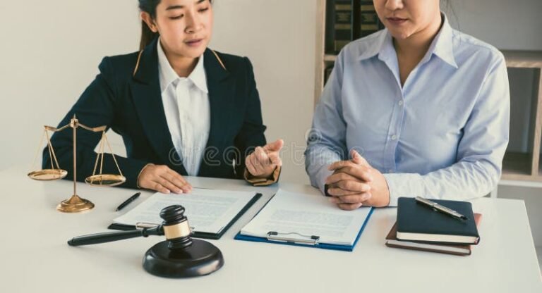 sala de tribunal juicio laboral juez escribiendo