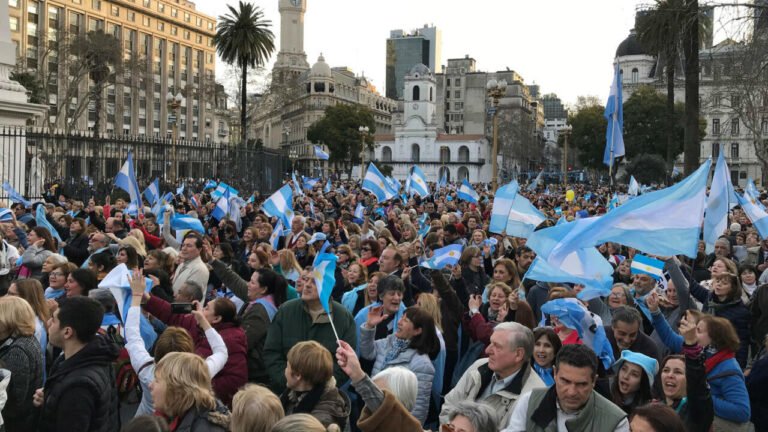 simpatizantes con banderas argentinas en manifestacion