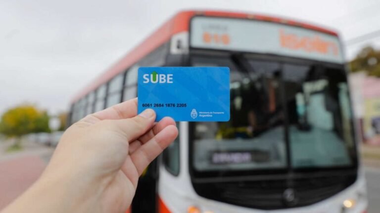 tarjeta sube sobre fondo de transporte publico