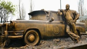 taxi amarillo clasico en la ciudad buenos aires