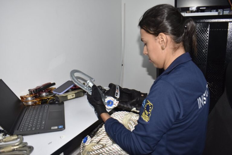 trabajadores inspeccionando equipo de seguridad laboral