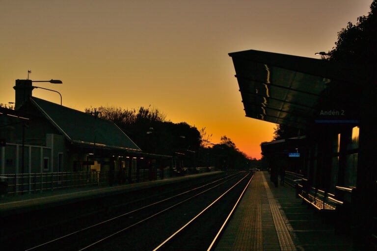 Cuáles son los horarios y tarifas de trenes de José C. Paz a Retiro 8 tren en estacion ferroviaria argentina al amanecer