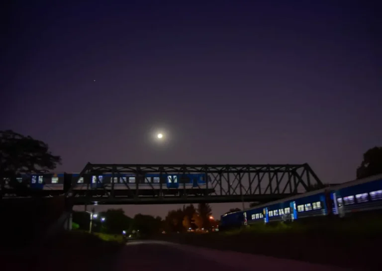 tren sarmiento estacion buenos aires atardecer