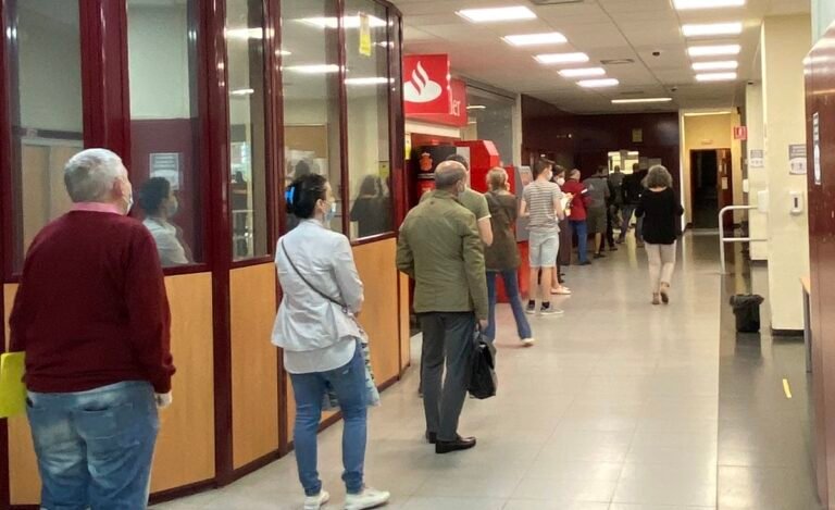 tribunal justicia edificio entrada personas fila