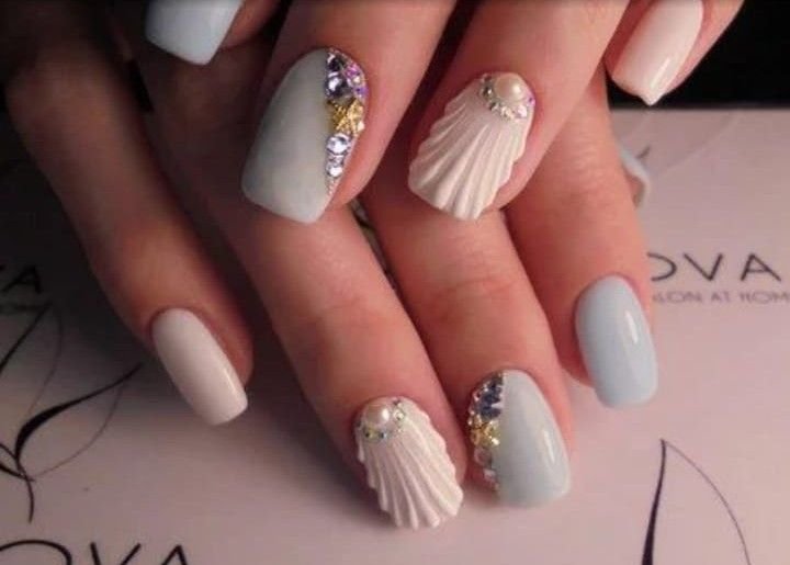 Cuáles son los diseños de uñas de playa más modernos y elegantes 2 unas playa elegantes con conchas marinas