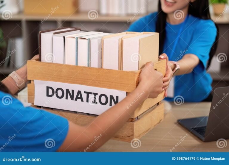 voluntarios colaborando en proyecto comunitario alegre